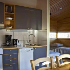 Отель Rastila Camping Helsinki Коттедж с различными типами кроватей фото 12