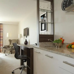 Отель Staybridge Suites London- Stratford Люкс с различными типами кроватей фото 8