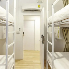 Отель LiveItUp Asok by D Varee Кровать в общем номере фото 2