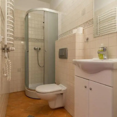 Отель Apartamenty pod Lipkami w Centrum z balkonami (parking) ванная фото 2