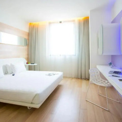 Отель Barceló Milan Улучшенный номер с двуспальной кроватью фото 4