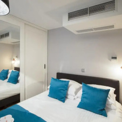 Апартаменты Dutch Masters Short Stay Apartments сейф в номере