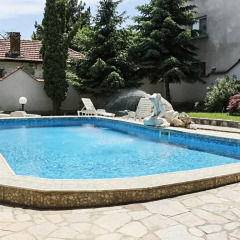Отель Guest House "Momchil" бассейн