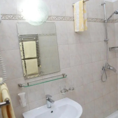 Отель Amir Hotel Кыргызстан, Каракол - отзывы, цены и фото номеров - забронировать отель Amir Hotel онлайн ванная