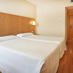 Отель NH Barcelona La Maquinista 3* Стандартный номер с различными типами кроватей фото 5
