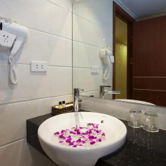 Отель Tu Linh Palace Hotel 2 Вьетнам, Ханой - отзывы, цены и фото номеров - забронировать отель Tu Linh Palace Hotel 2 онлайн ванная