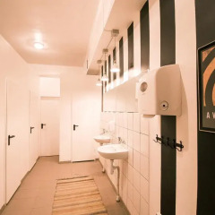 Отель Hostel B&B&B&B&B - Adult Only Литва, Вильнюс - 5 отзывов об отеле, цены и фото номеров - забронировать отель Hostel B&B&B&B&B - Adult Only онлайн ванная фото 2