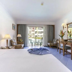 Отель Amora Beach Resort Phuket 4* Номер Делюкс разные типы кроватей фото 5