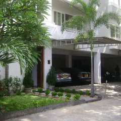 Отель Whitehouse Residencies парковка