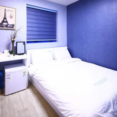 Отель Road Myeongdong Guesthouse 2* Стандартный номер с двуспальной кроватью