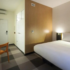Отель easyHotel Brussels City Centre 3* Улучшенный номер с различными типами кроватей фото 2