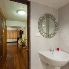 Отель Karon Sunshine Guesthouse & Bar 3* Улучшенный номер с различными типами кроватей фото 14