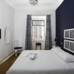 Отель Typical Lisbon Guest House Стандартный номер с двуспальной кроватью (общая ванная комната)