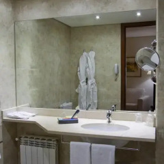 Hotel Silken Coliseum 4* Номер Комфорт с различными типами кроватей фото 5