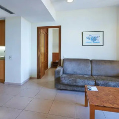 Отель Hesperia Sant Joan Suites 3* Стандартный семейный номер с различными типами кроватей фото 6