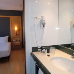 Hotel Barcelona Universal 4* Улучшенный номер с двуспальной кроватью фото 3