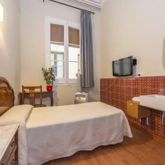 Отель Hostal Girona 2* Номер с общей ванной комнатой фото 2