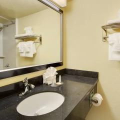 Отель Baymont by Wyndham Charlotte Airport North / I-85 North 2* Стандартный номер с различными типами кроватей фото 2