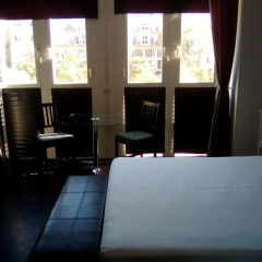 Отель Reina 12 Guest House бассейн