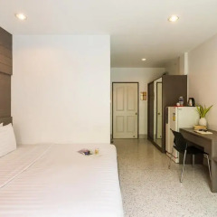 Отель The Fifth Residence 3* Улучшенный номер с двуспальной кроватью фото 10