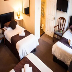 Отель Queen Anne's Guest House 3* Стандартный семейный номер с различными типами кроватей