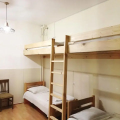 Envoy Hostel Стандартный семейный номер с двуспальной кроватью (общая ванная комната)