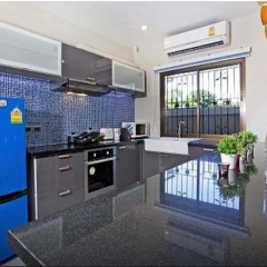 Отель Pratumnak Pool Villa Tanzanite в номере