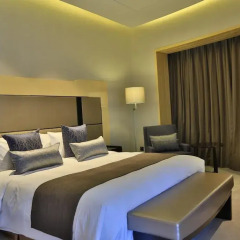 Отель Crowne Plaza Beijing Lido Улучшенный номер с различными типами кроватей фото 2