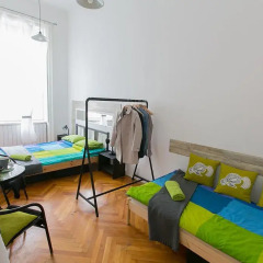 Friends Hostel and Apartments Budapest Стандартный номер с различными типами кроватей (общая ванная комната) фото 5
