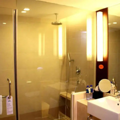 Отель Ramada by Wyndham Beijing Airport ванная фото 2