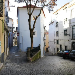 Отель Alfama Yellow House 2* Улучшенные апартаменты с различными типами кроватей фото 10
