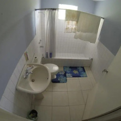 Отель Tina's Guest House Ямайка, Монастырь - отзывы, цены и фото номеров - забронировать отель Tina's Guest House онлайн ванная