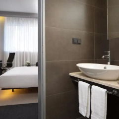 Гостиница Four Elements Ekaterinburg 4* Люкс двуспальная кровать фото 3
