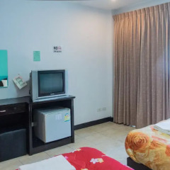 Отель Patong Bay Guesthouse 2* Улучшенный номер с 2 отдельными кроватями фото 2