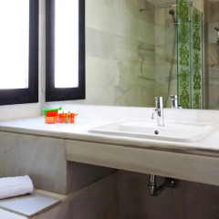 NH Suites Prisma Hotel ванная