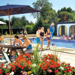 Отель White Rose Country Cottages бассейн