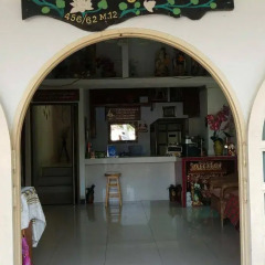 Отель Pinthong house гостиничный бар