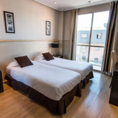 Отель Suites Feria de Madrid 4* Стандартный номер с двуспальной кроватью