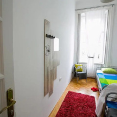 Friends Hostel and Apartments Budapest Стандартный номер с 2 отдельными кроватями (общая ванная комната)