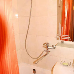 Гостиница The Red Cat Hostel Украина, Донецк - 1 отзыв об отеле, цены и фото номеров - забронировать гостиницу The Red Cat Hostel онлайн ванная фото 2