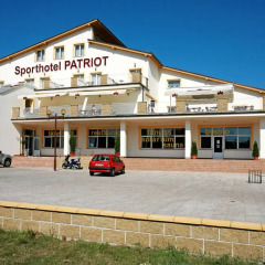 Отель Sporthotel Patriot Бенешов-над-Плоучницей парковка