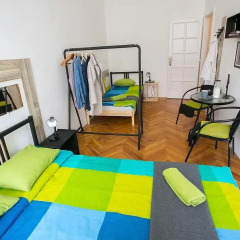 Friends Hostel and Apartments Budapest Стандартный номер с различными типами кроватей (общая ванная комната) фото 4