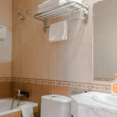 Отель Hostal Boqueria Стандартный номер с различными типами кроватей фото 8