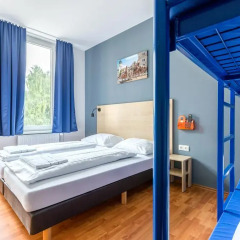 Отель a&o Copenhagen Norrebro Стандартный семейный номер с двуспальной кроватью