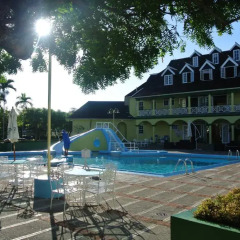Отель Beach One Bedroom Suite 13 бассейн