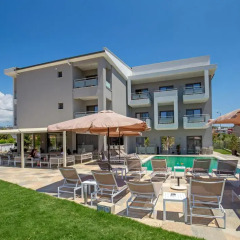 Отель PATIRAS Deluxe B&B бассейн