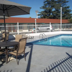 Отель Holiday Motel Oakdale бассейн