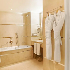 Отель Renoir Hotel Франция, Канны - отзывы, цены и фото номеров - забронировать отель Renoir Hotel онлайн ванная