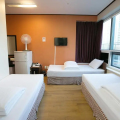 K Hostel Стандартный семейный номер с двуспальной кроватью фото 2