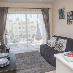 Апартаменты Paphos Love Hut Deluxe Apartment комната для гостей фото 5